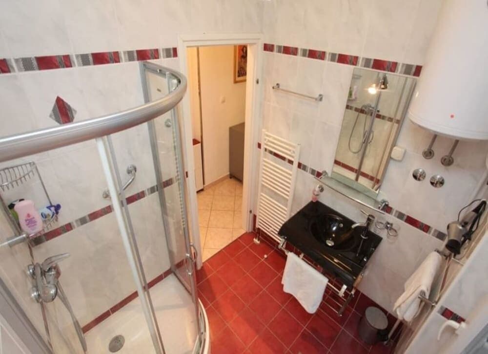 Viola - With Pool - A3