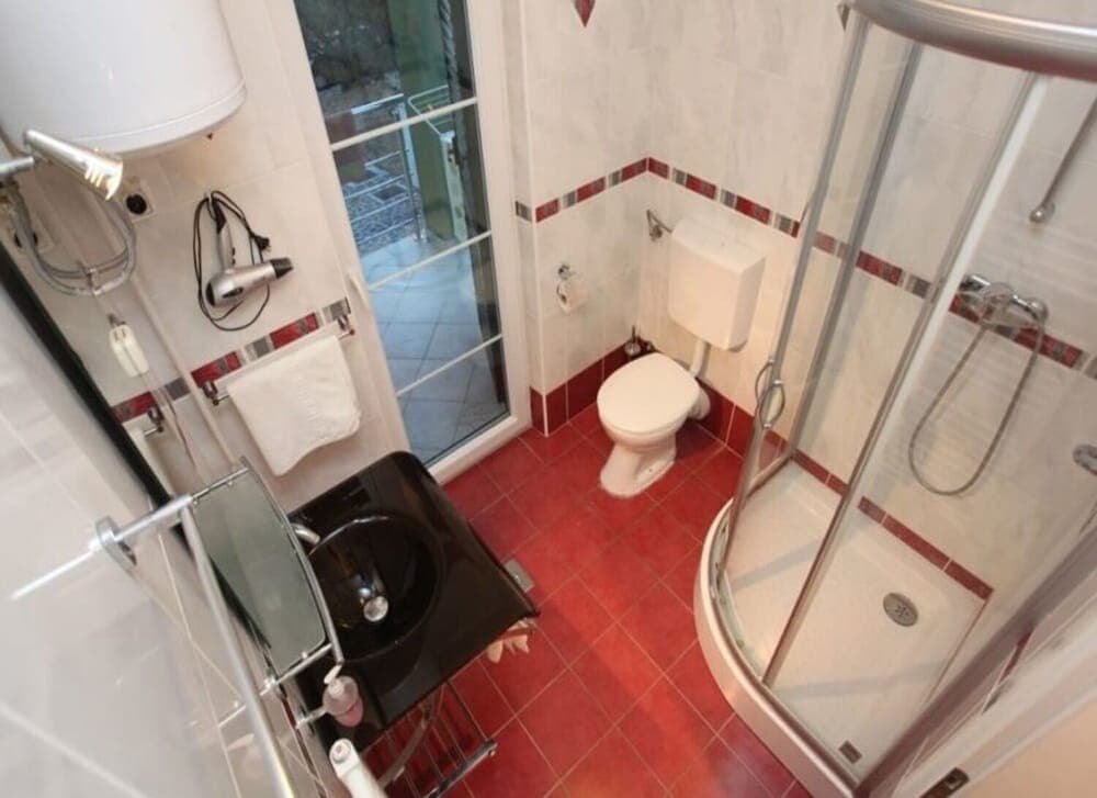 Viola - With Pool - A3