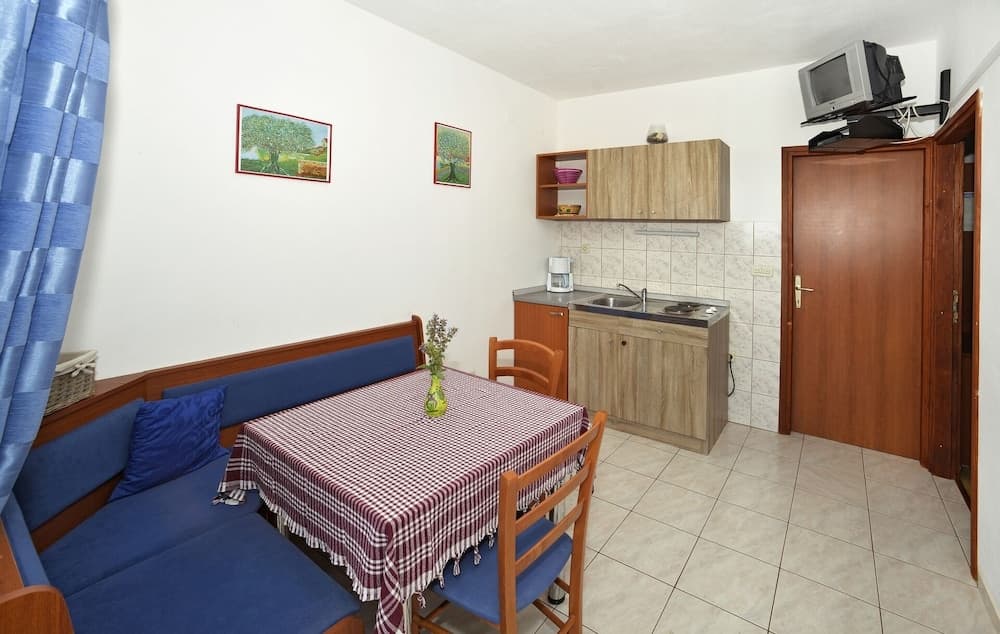 Toni - With Pool and View - A1