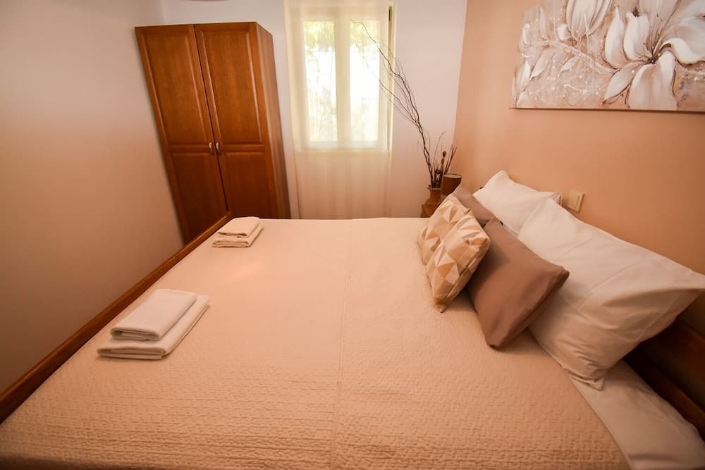 Frane - With Garden - A1