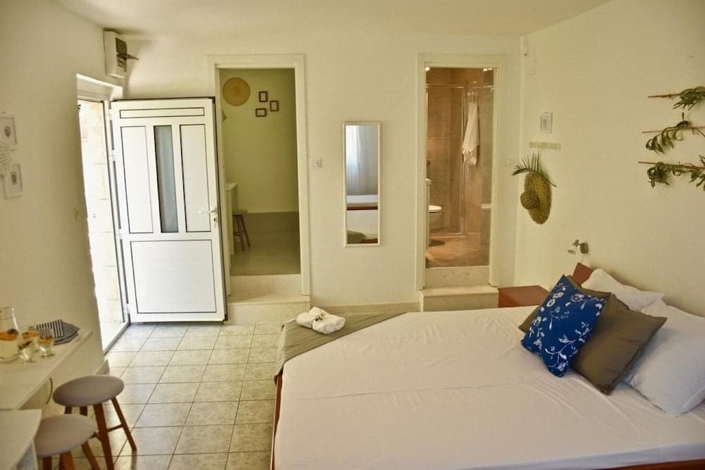 Mara - Free Parking - Off1 - SA1