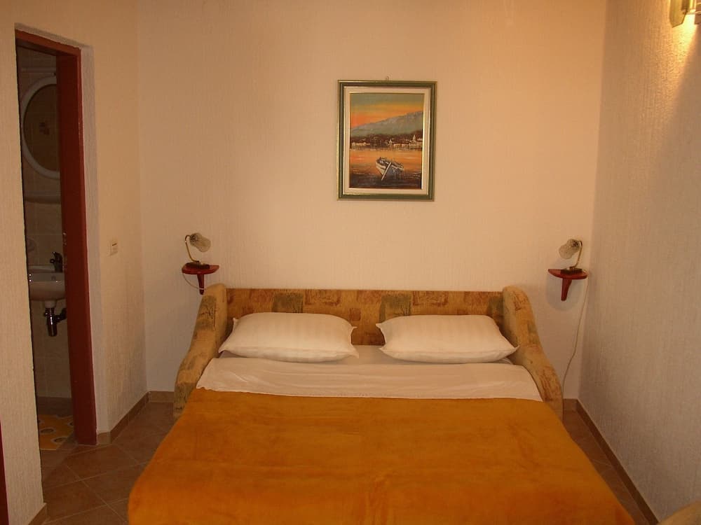 Luca - With Nice Courtyard - SA3