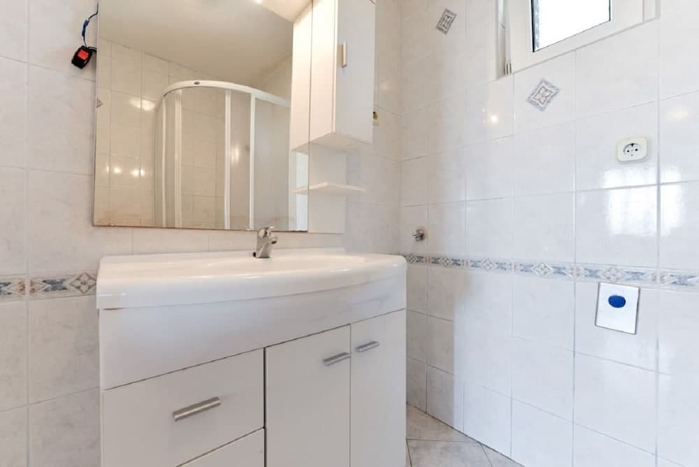 Edi - Amazing Location by the sea - A2