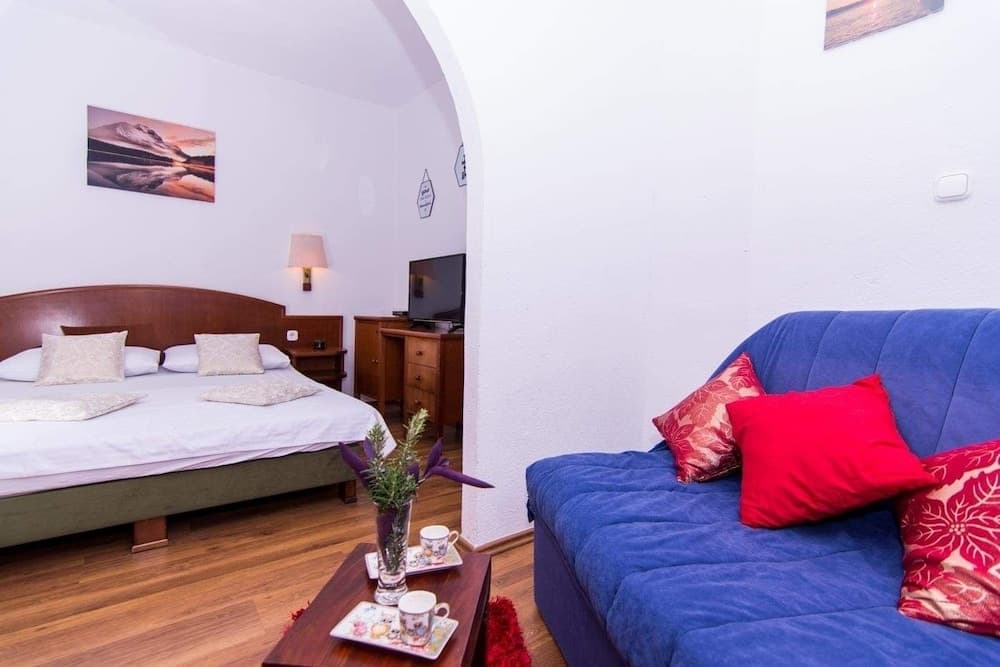 Sandra - Quiet & Close to the Beach - SA2