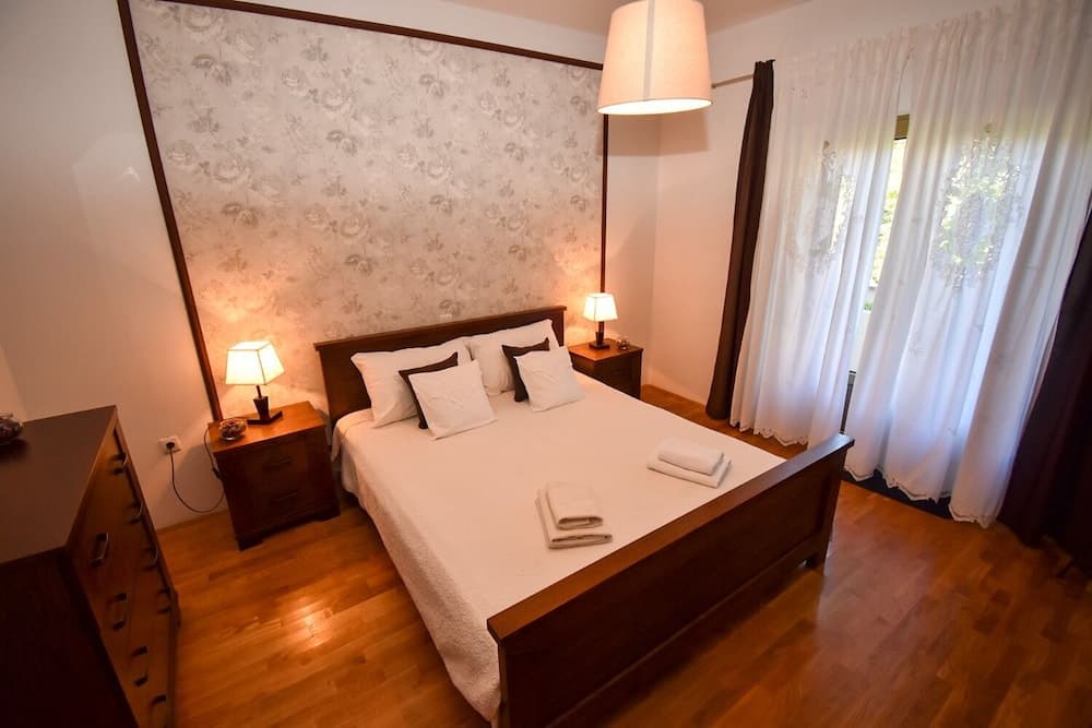 Frane - With Garden - A2