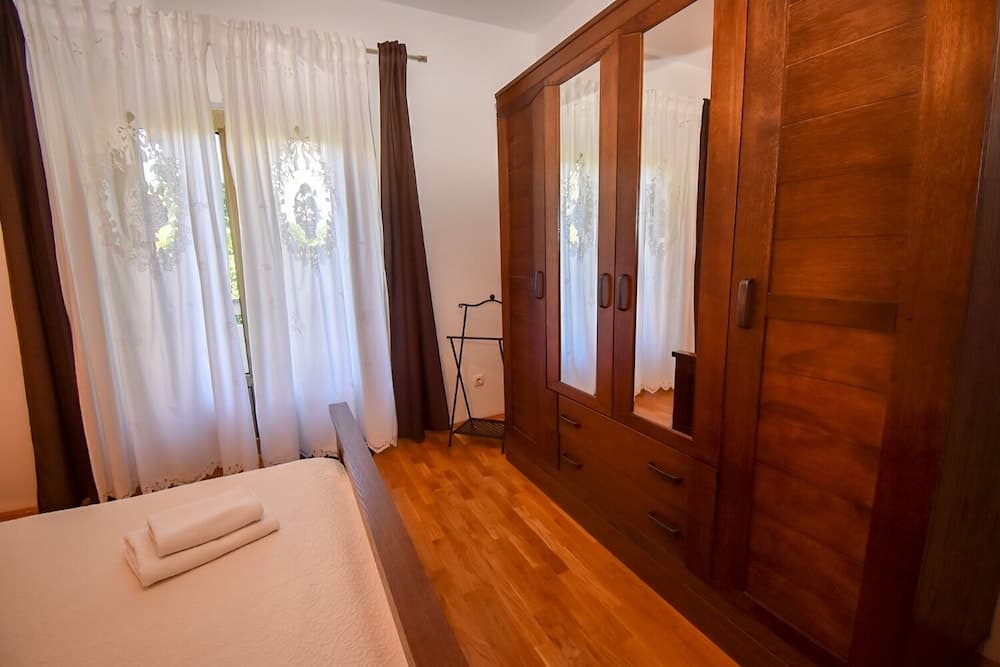 Frane - With Garden - A2