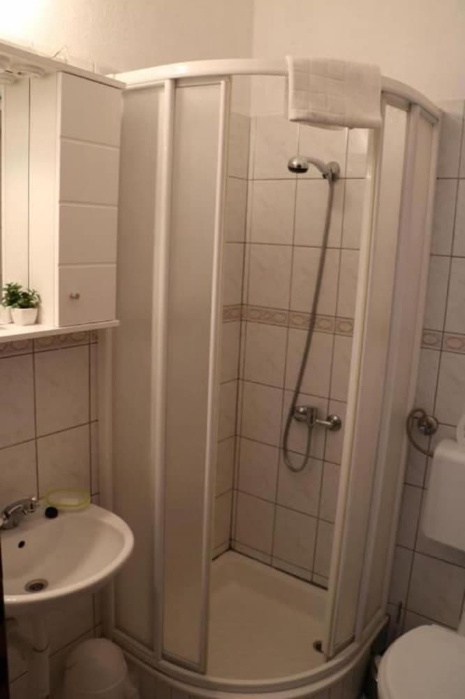 Nina - Free Private Parking - A1