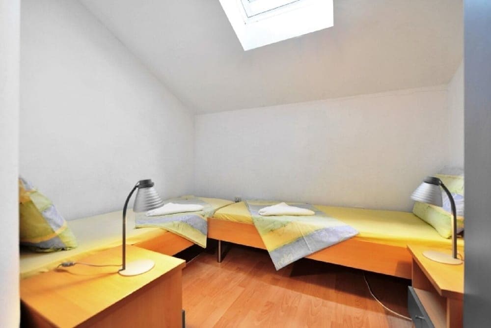 Nikola - Comfortable - A3