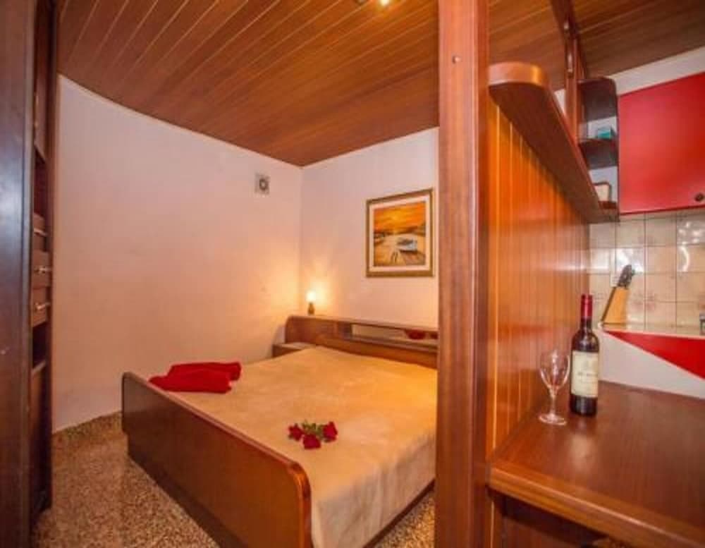 Anita - Parking - SA1