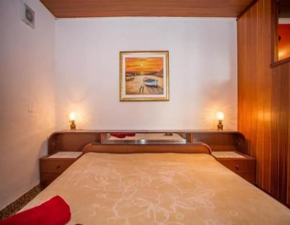 Anita - Parking - SA1