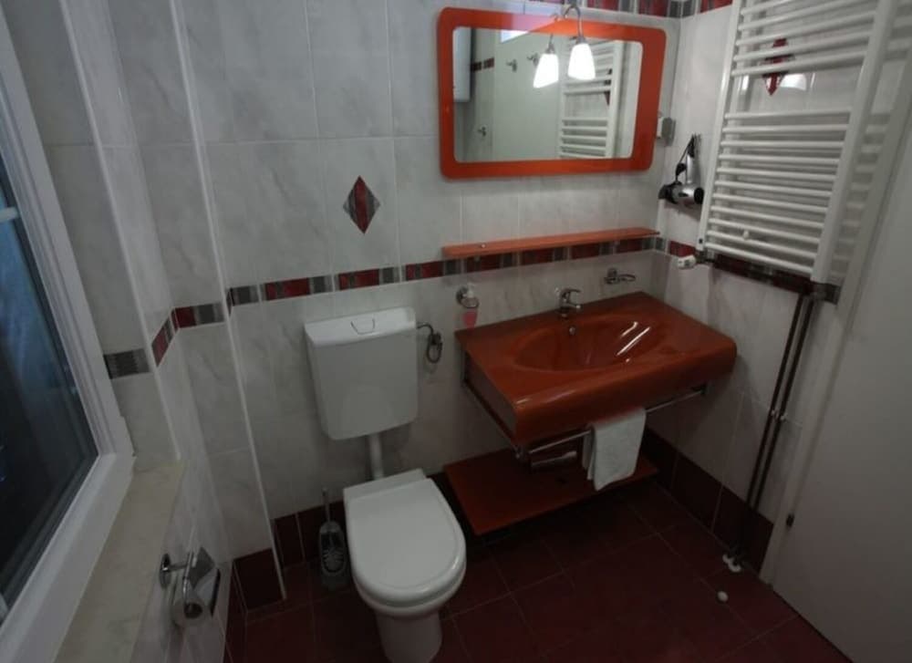 Viola - With Pool - A9