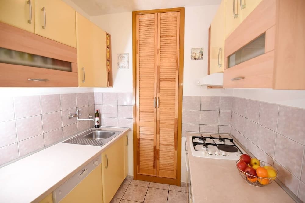 Zara - Short Walk to the Center - A1