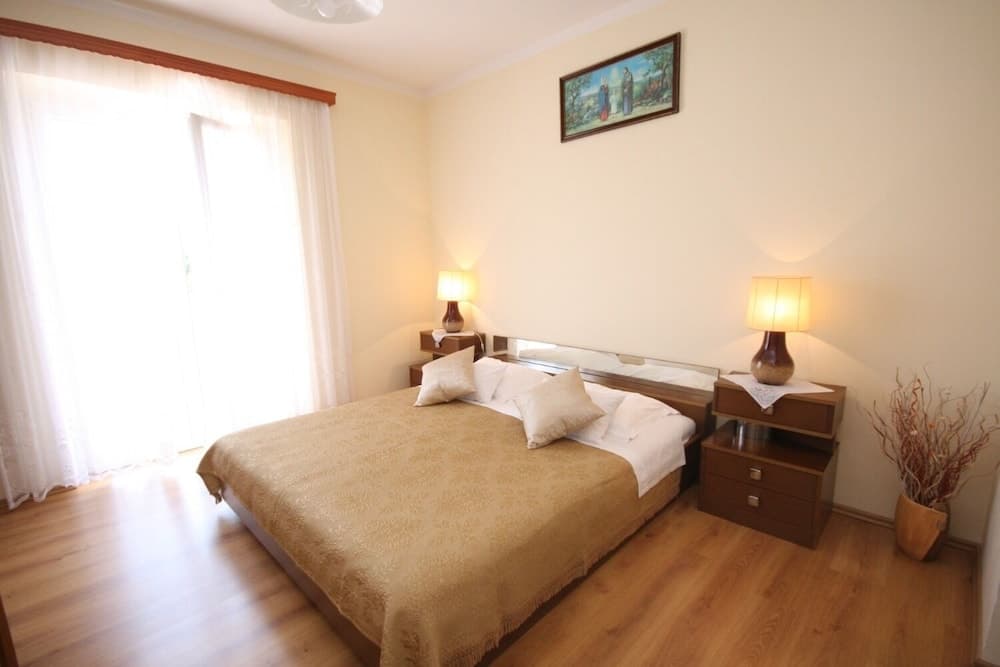 Nikola1 - Free Parking - SA1