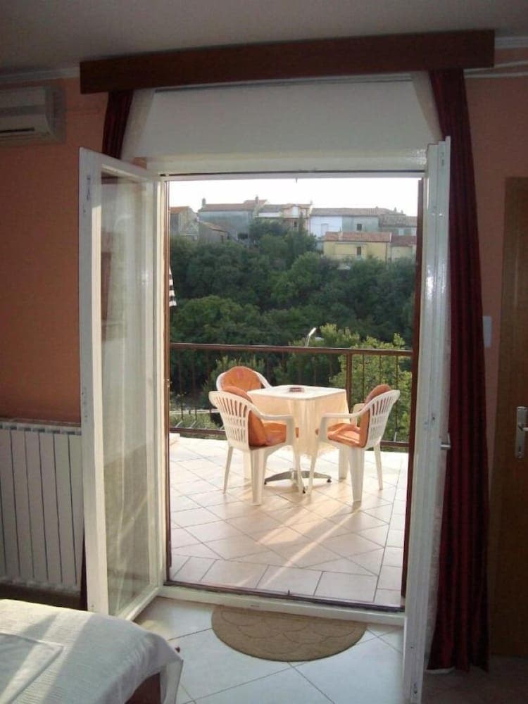 Marie - Free Parking - SA1