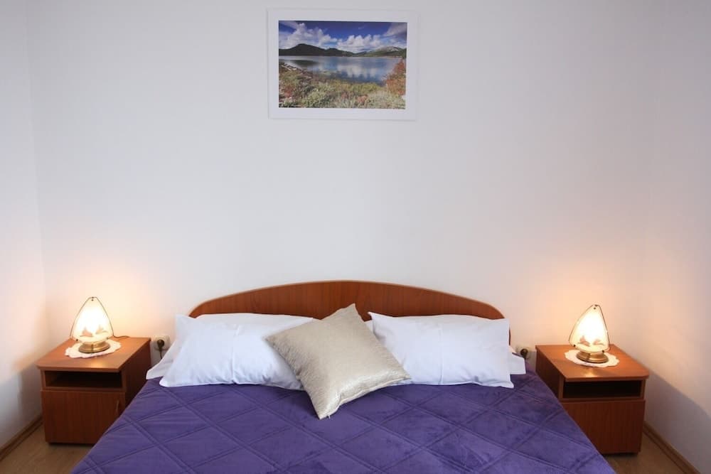 Nikola 1 - Free Parking - A8