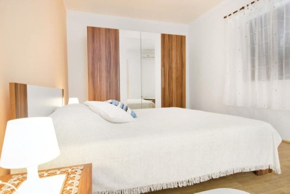 Yellow - Parking and Grill - H