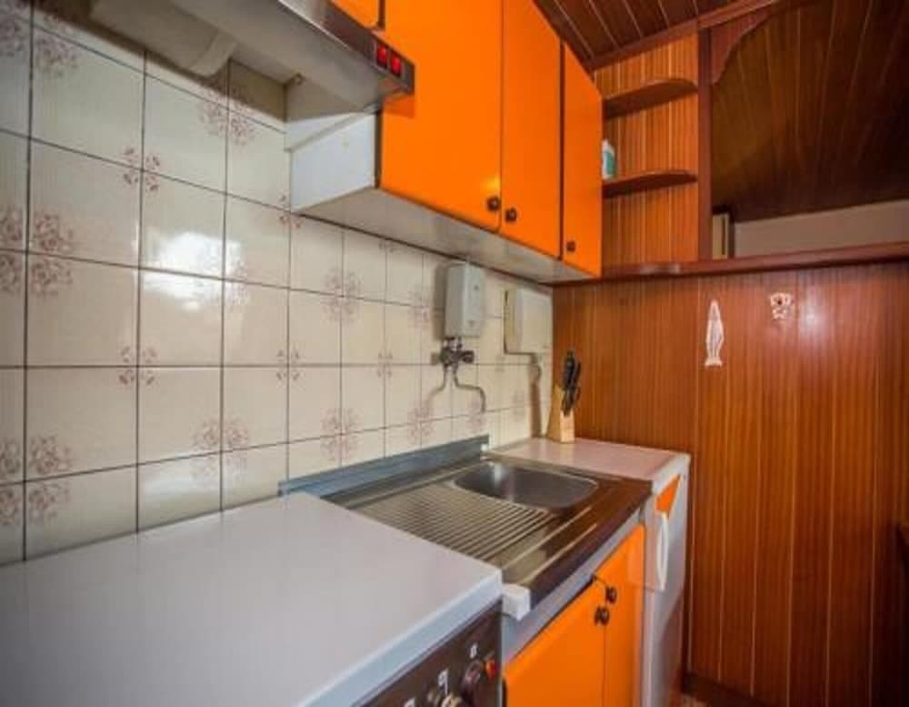 Anita - Parking - SA2