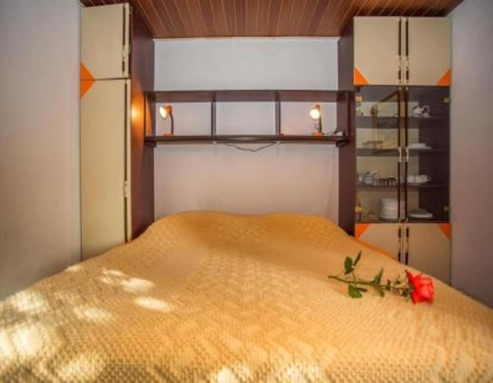 Anita - Parking - SA2