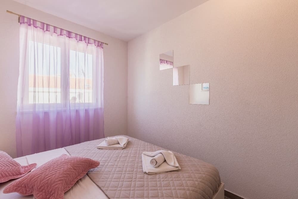 Goldie - 30 m From Beach - H