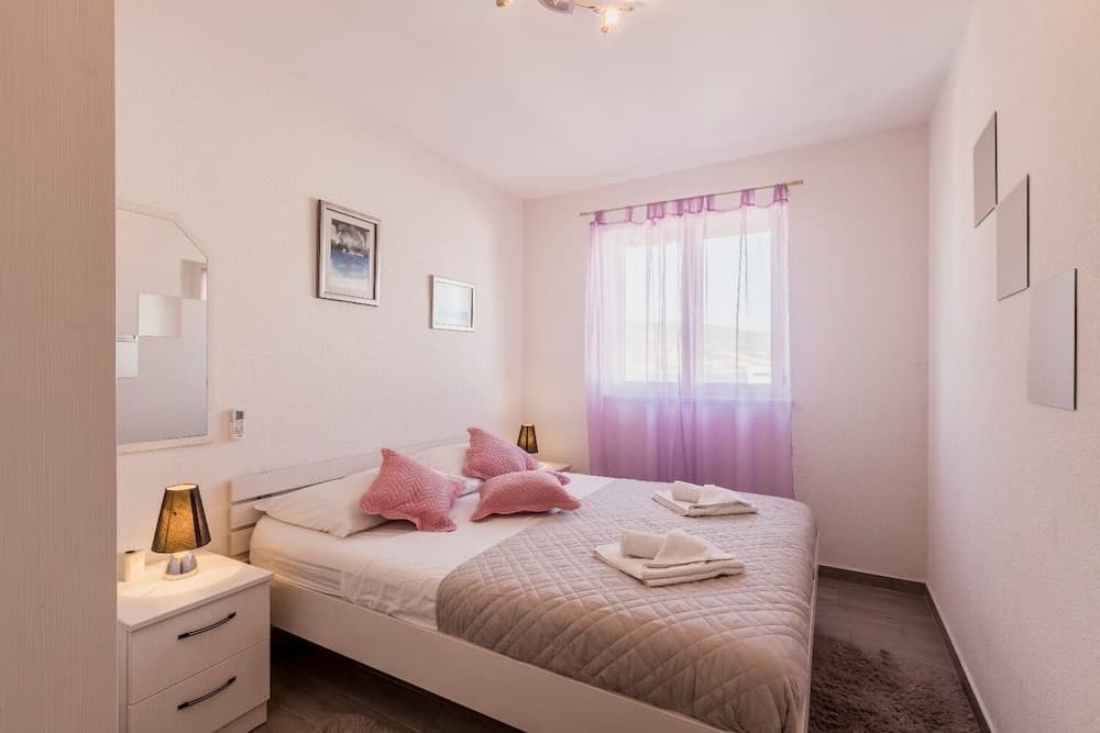 Goldie - 30 m From Beach - H