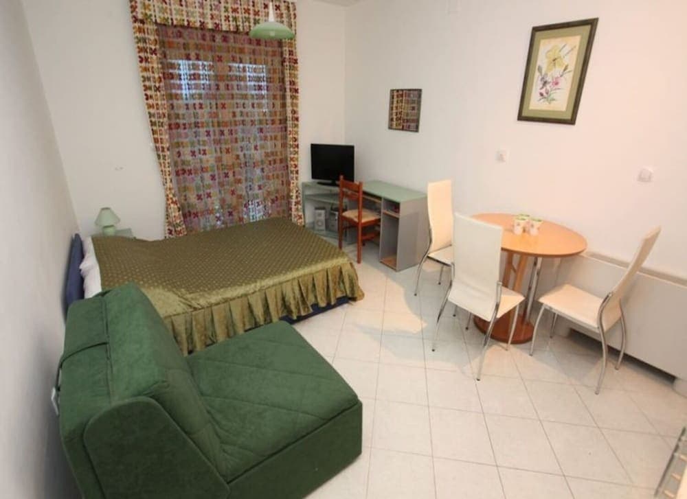 Viola - With Pool - SA4