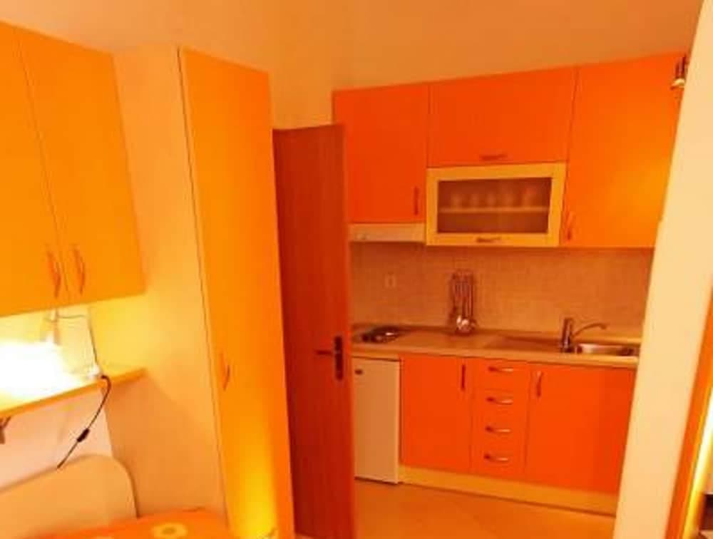 Marija - Free Parking - Naranca