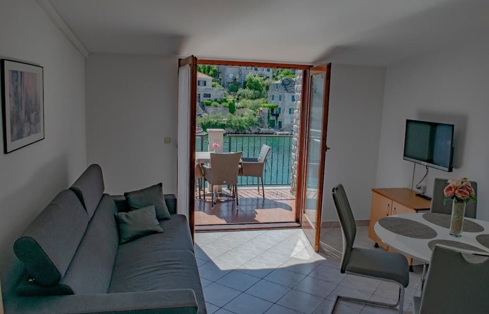 Daira - Great Location - A1