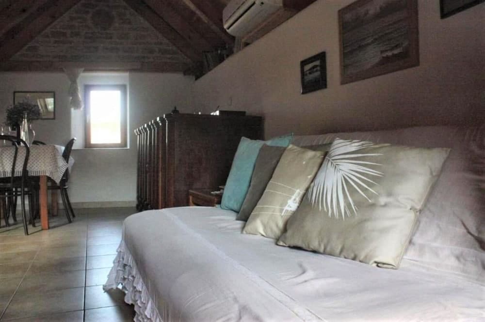 Draga - Traditional & in Center - SA1