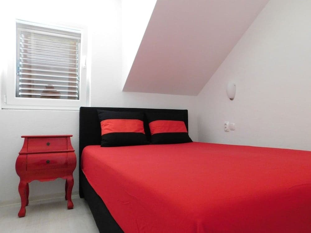 Coloured - Apartments on Island - A4 - Bijeli :