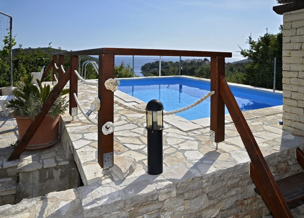 Toni - With Pool and View - A4