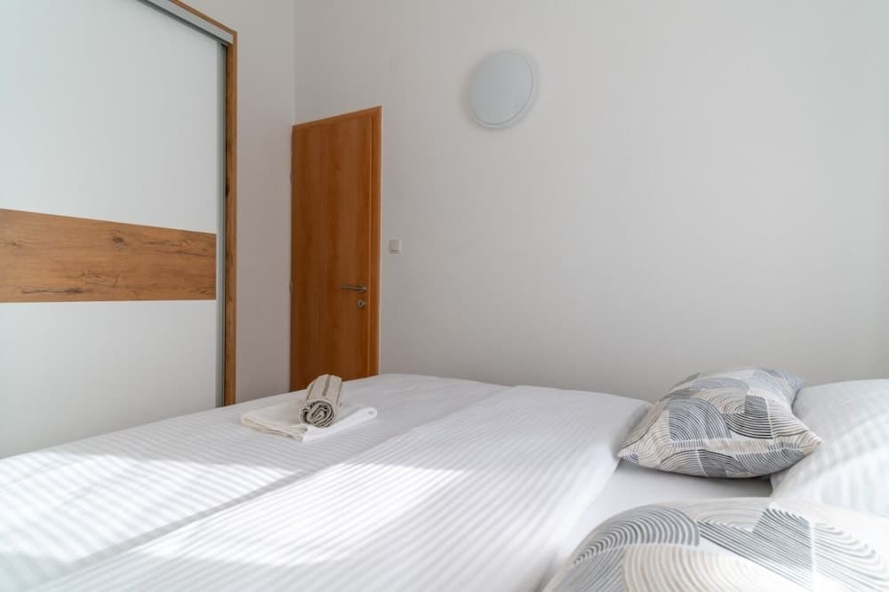 Lux 3 - Heated Pool - A6