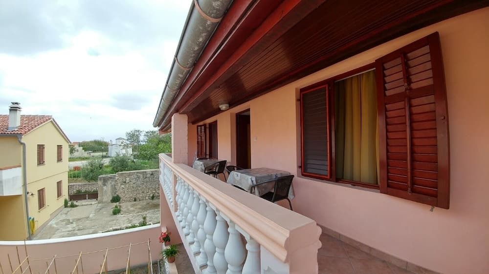 Nadica - Free Parking - A2