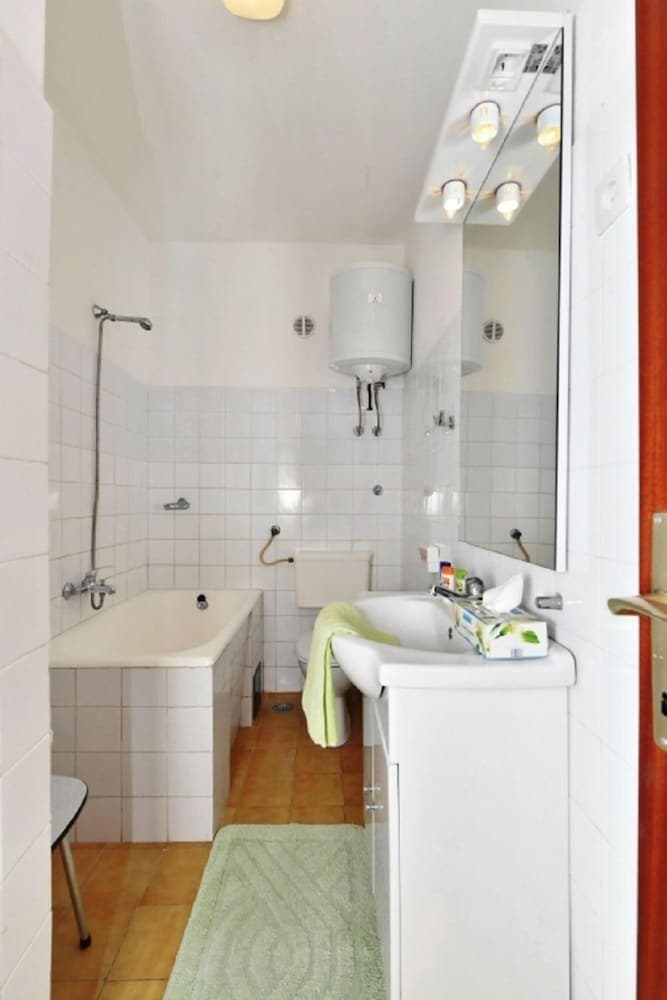 Nikola - Comfortable - A1