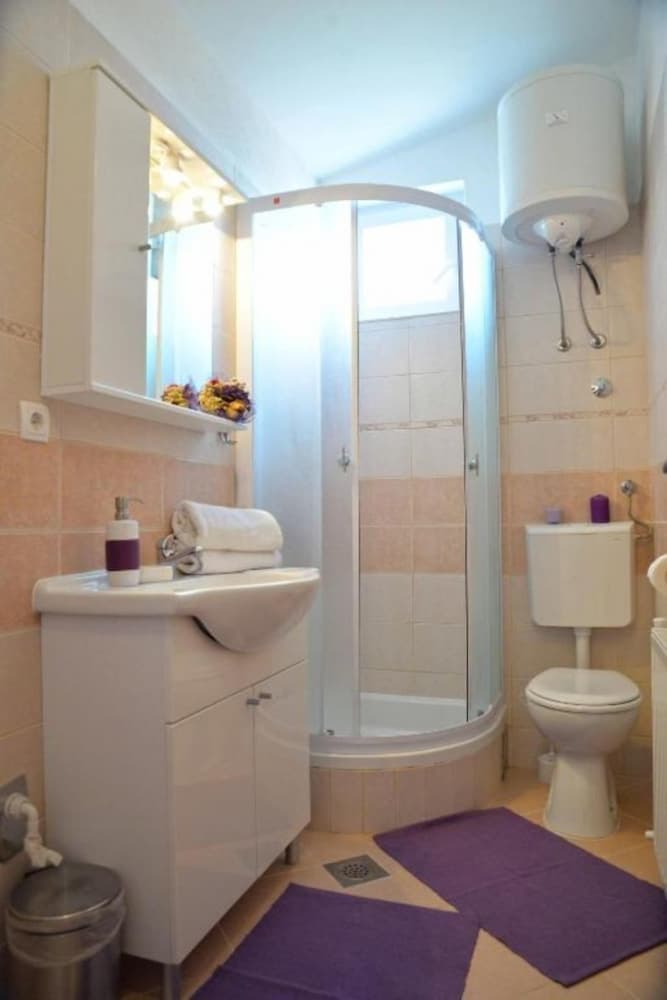 Jadranka - Free Parking and Grill - A1-purple