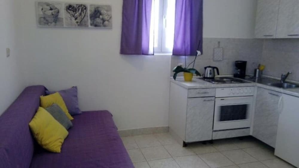 Jadranka - Free Parking and Grill - A1-purple