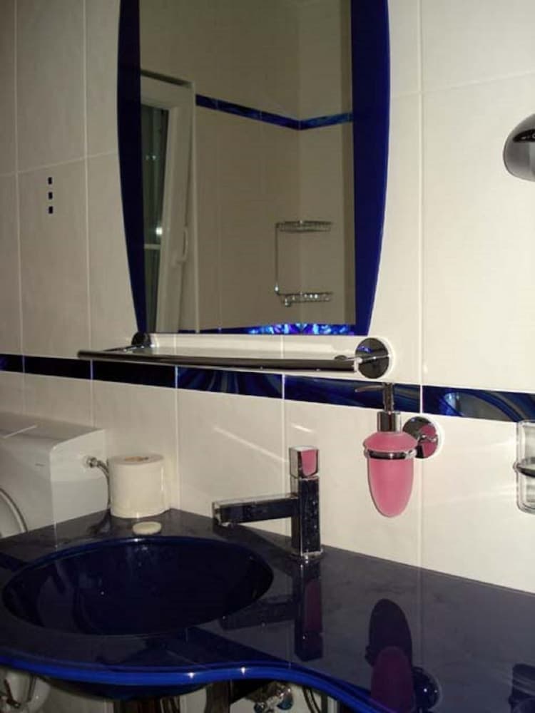 Viola - With Pool - A6