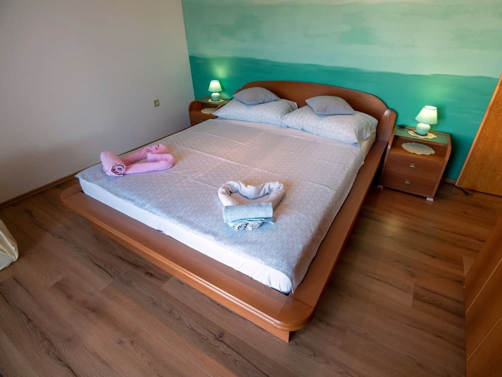 Suzy - 80m From the sea - A2 Četvorka