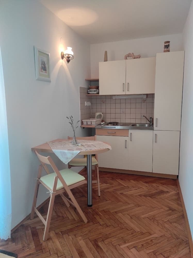 Zdene - With Parking - SA2