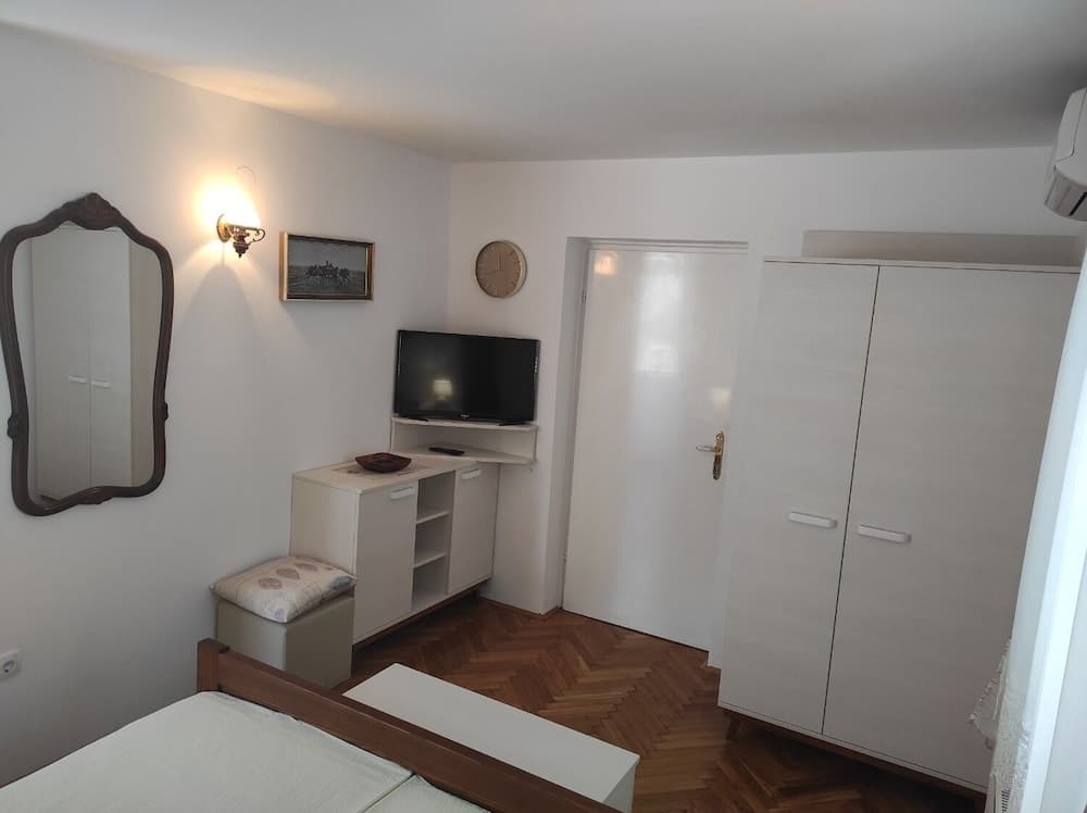 Zdene - With Parking - SA2