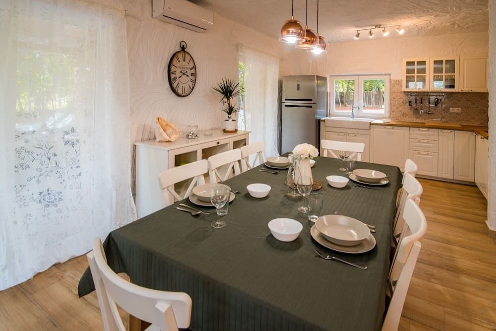 Mari - With Pool - H