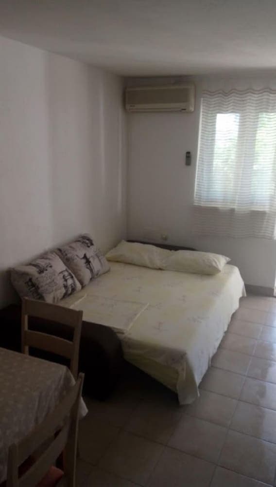 Anna - Free Parking - A2