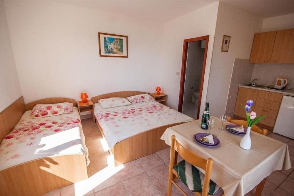 Edi - 40 m From Beach - SA1