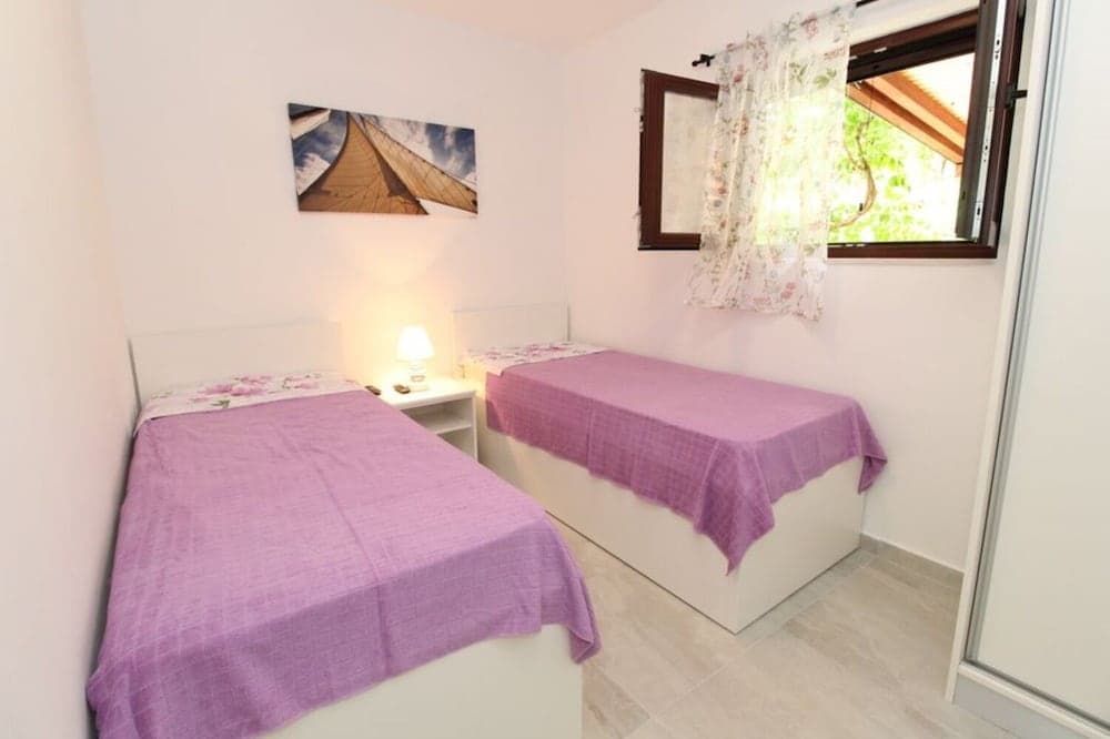 UGA - Perfect Location - A1-marin