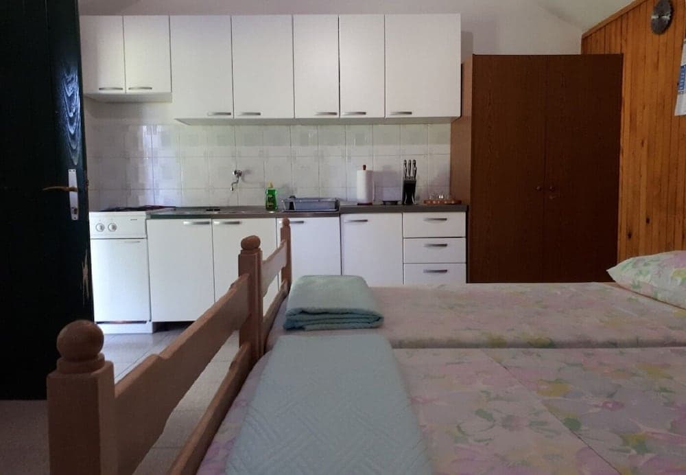 Lidija - Robinson House - H