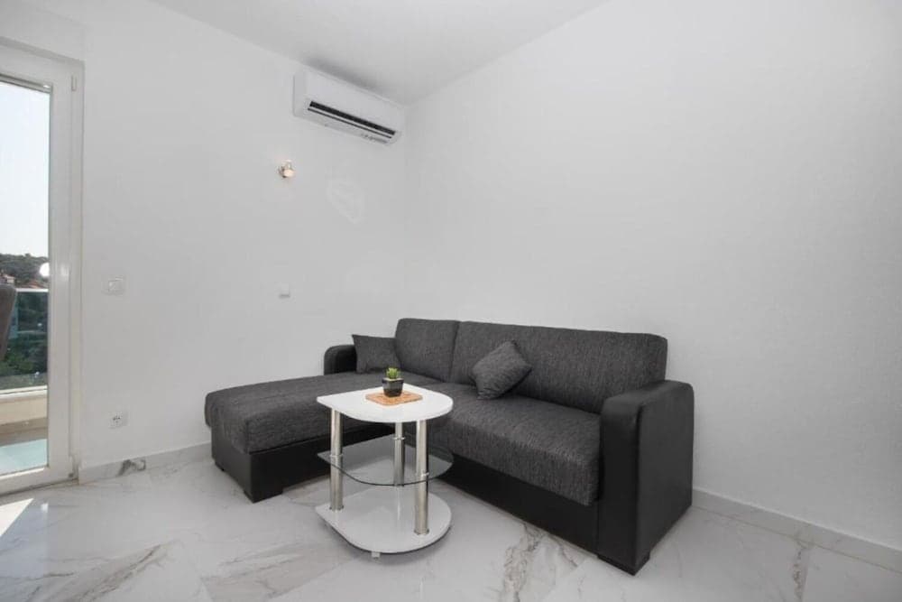 Dragan - With Pool and Seaview - A2