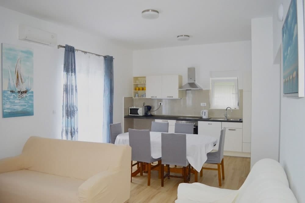 Vin - With Pool - A2