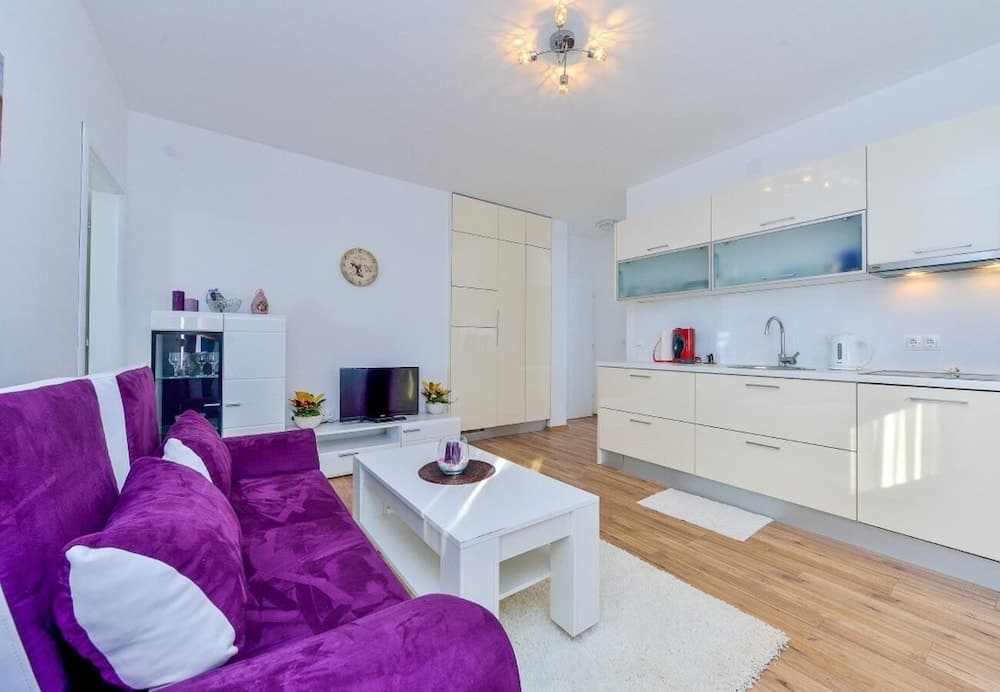 Sunny by the Sea - App4