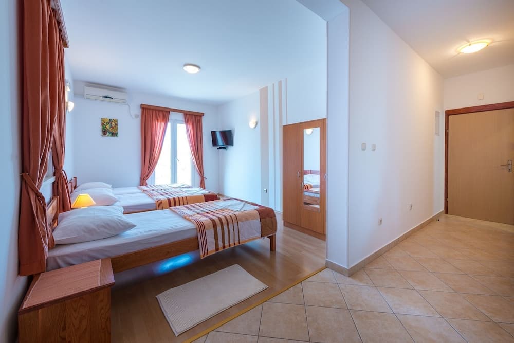 Mat - Free Parking - A1