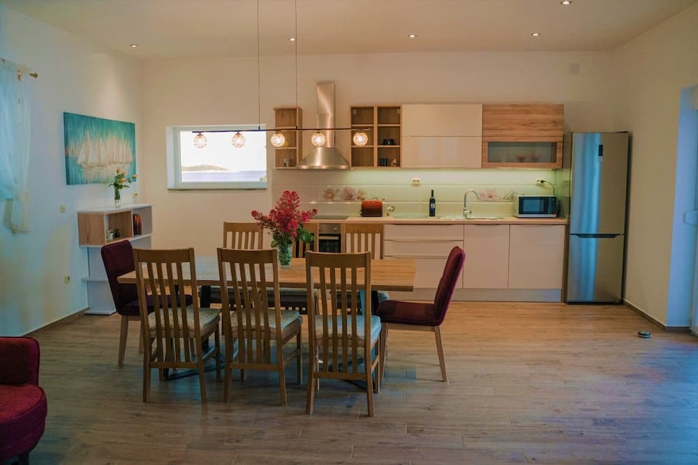 Mary - With Pool - H