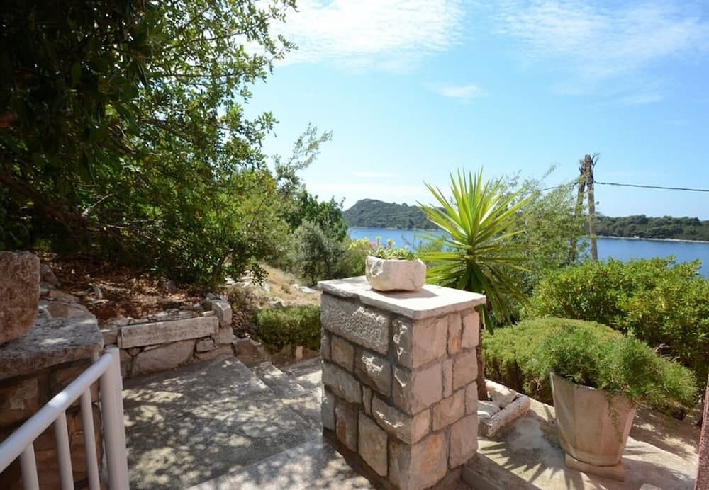 Zak - 30m From Beach - A2 Mia